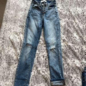 Button Distressed Light Jeans